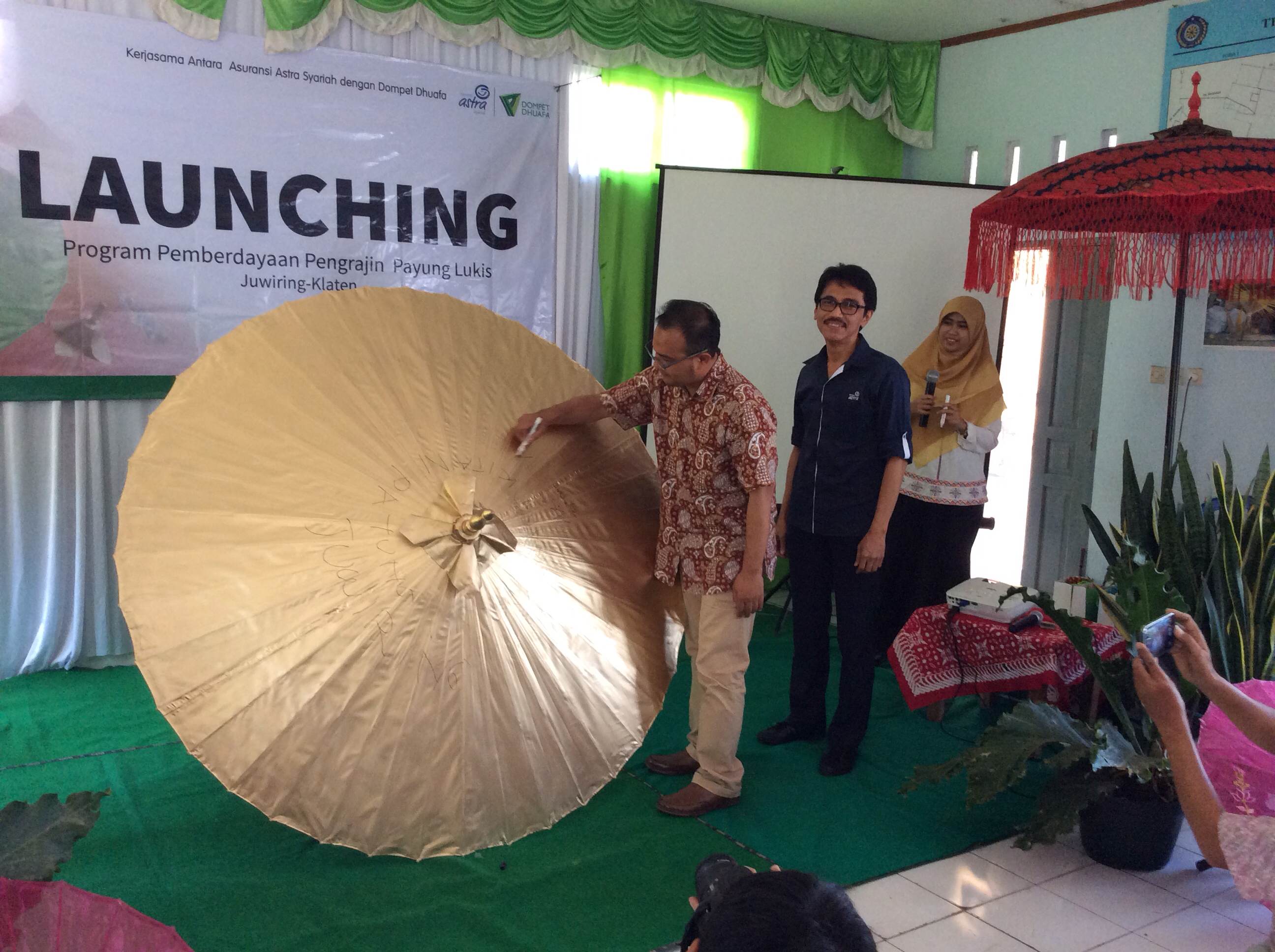 Asuransi Astra Syariah baru saja meluncurkan Program Pemberdayaan Payung Lukis pada 15 September 2015 di Juwiring, Klaten, Jawa Tengah. Acara peluncuran ini merupakan kelanjutan dari kerjasama dengan Dompet Dhuafa dalam program pemberdayaan pelaku usaha mikro, khususnya bagi perajin payung lukis.