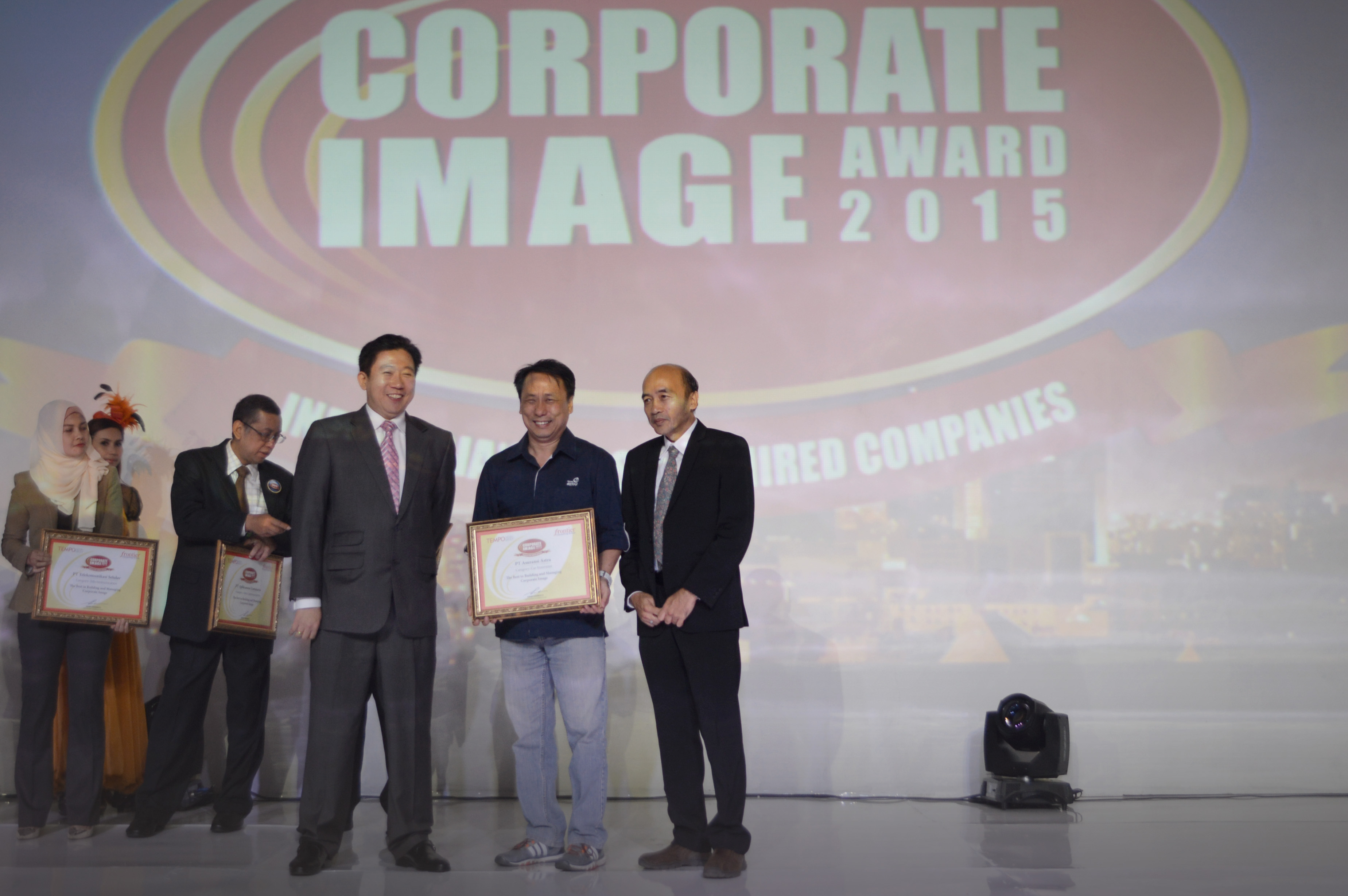 Santosa, CEO Asuransi Astra menerima Image Corporate Award 2015