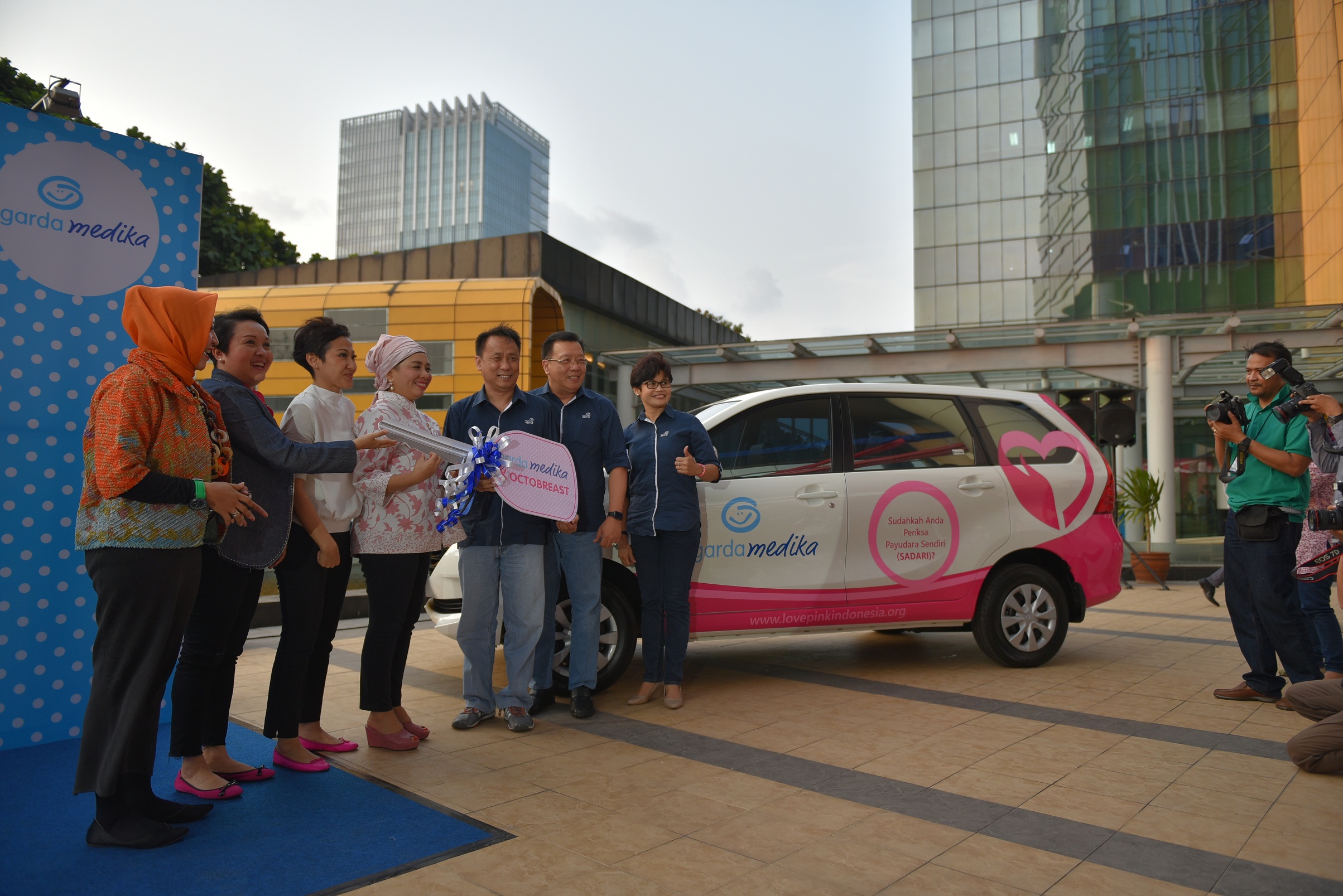 Garda Medika, produk asuransi kesehatan dari Asuransi Astra, menyerahkan bantuan berupa satu unit mobil operasional kepada Yayasan Daya Dara Indonesia atau yang lebih dikenal dengan nama Lovepink.
