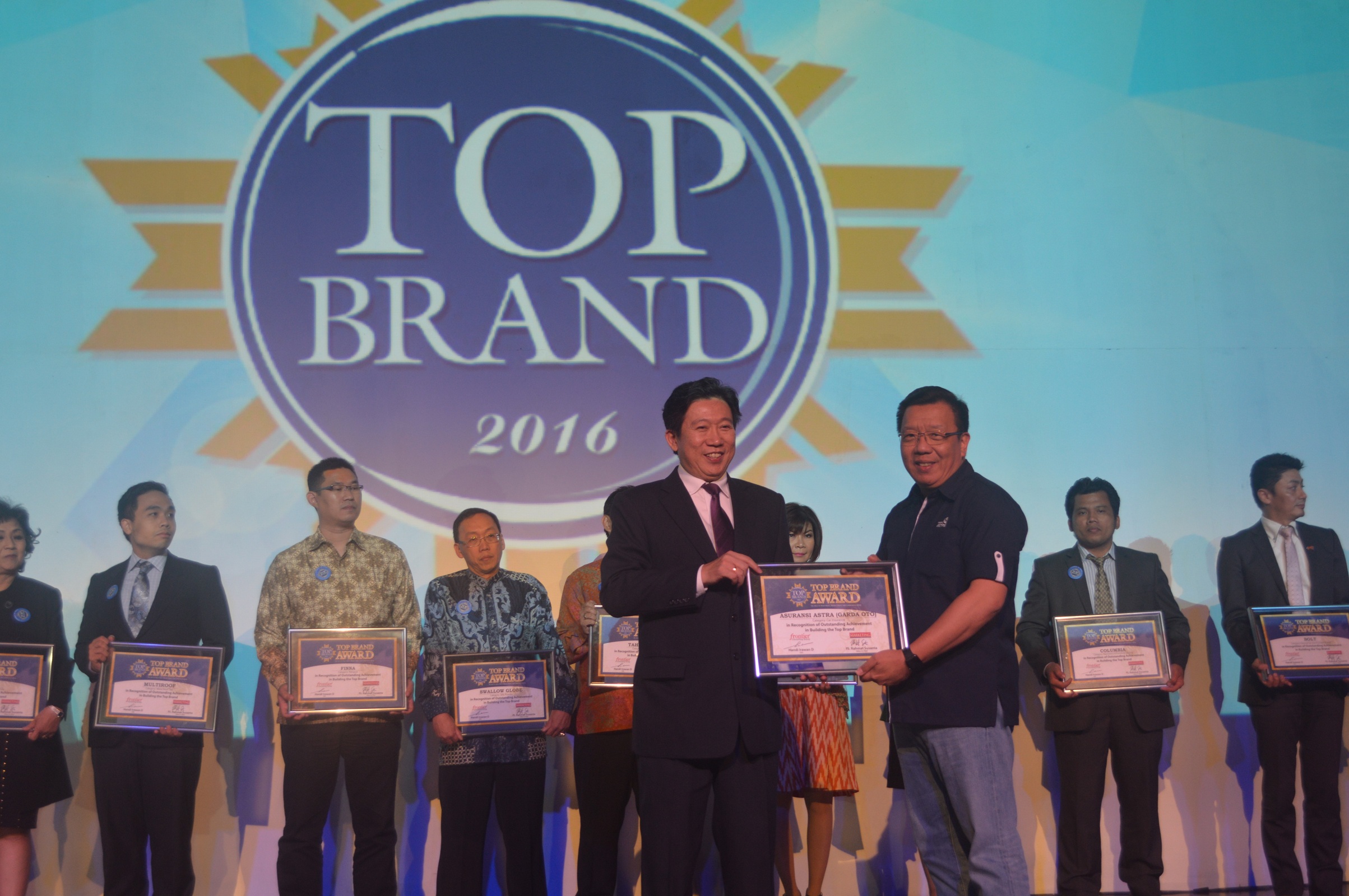 Gunawan Salim, Chief Marketing Officer Retail & Helath Business Asuransi Astra (kanan) berfoto saat menerima penghargaan Top Brand untuk Garda Oto