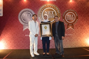 Mustika Wulandari tengah saat menerima Net Promoter Customer Loyalty Award 2014