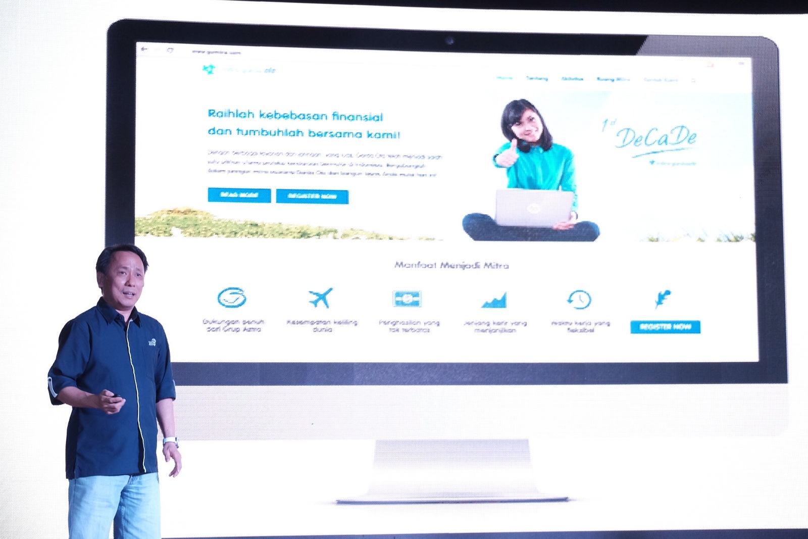 Santosa CEO Asuransi Astra saat melakukan peluncuran website gomitra.com