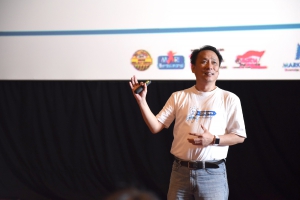 Santosa, CEO Asuransi Astra memberikan seminar dengan tema Branding Through Innovation kepada ratusan mahasiswa peserta Z-IDEAS