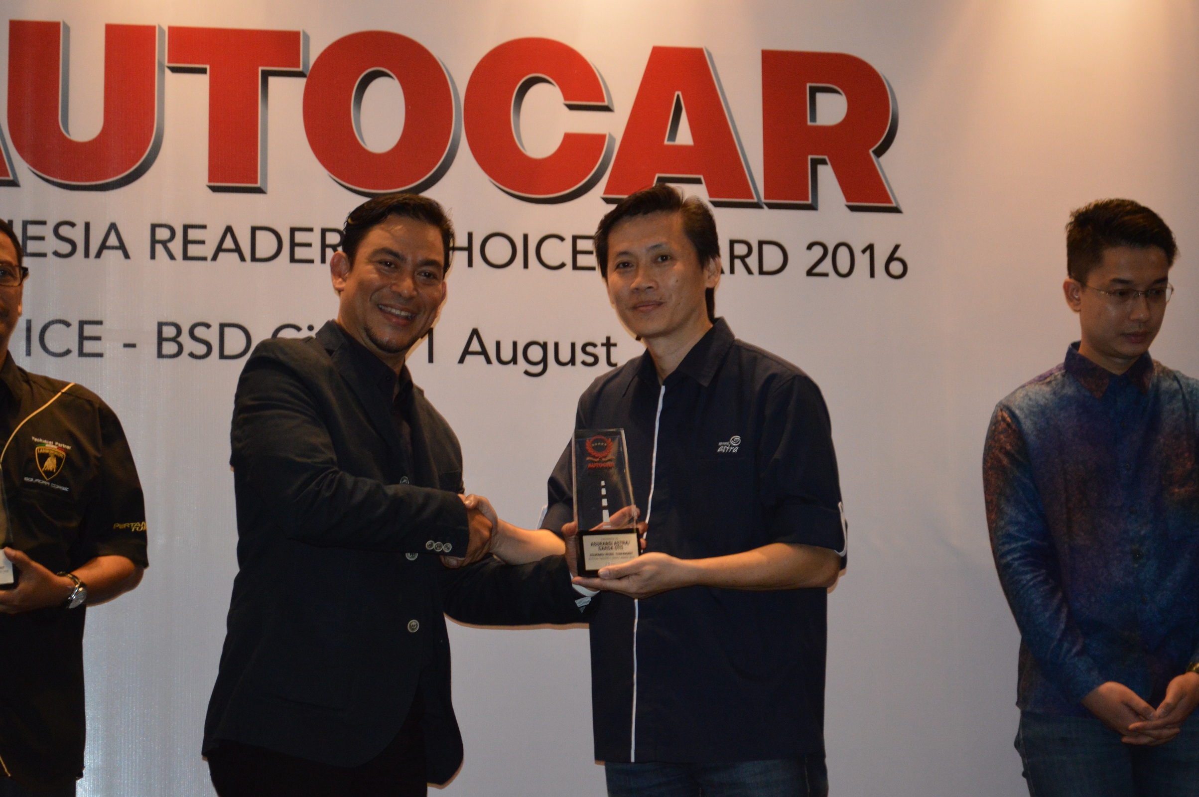 Adrianto, SVP Business Management Asuransi Astra saat menerima Autocar Indonesia Reader's Choice Award