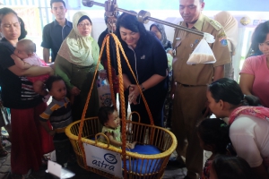 Ida R. M. Sigalingging (Chief Corporate Service Officer Asuransi Astra) didampingi Tomy Fudihartono (Camat Cilandak) saat melakukan penimbangan