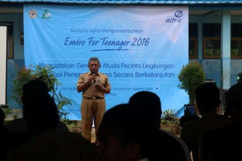 Sekretaris Kecamatan Karang Intan Banjarmasin memberikan Sambutan untuk Membuka Kegiatan Pelatihan Sadar Lingkungan di SMP Muhammadiyah Bi'ih Martapura, Banjarmasin