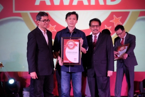 Adrianto, SVP Business Management Asuransi Astra saat menerima Marketing Award 2016