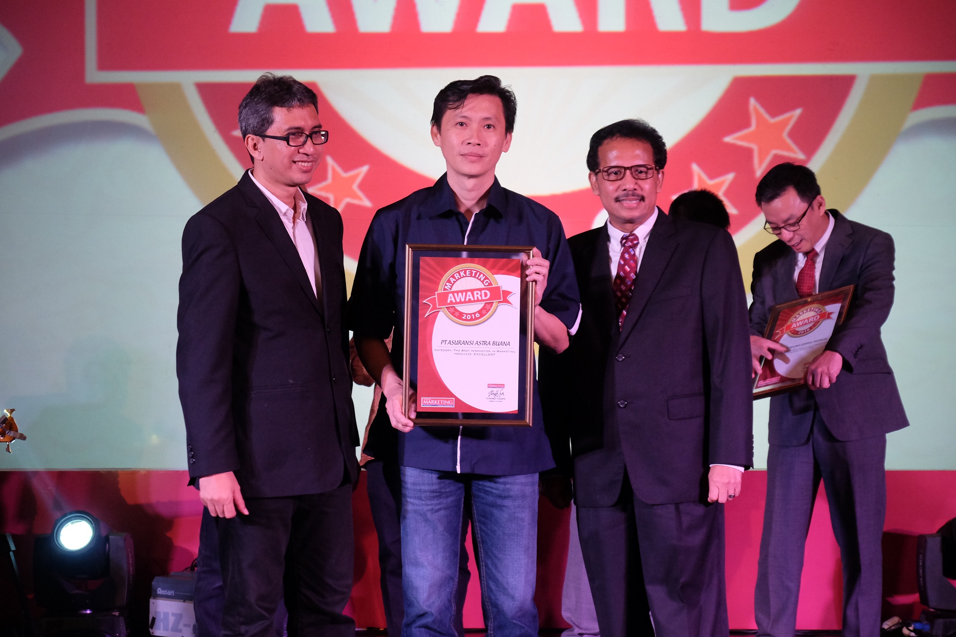 Adrianto, SVP Business Management Asuransi Astra saat menerima Marketing Award 2016