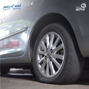 4 Cara Mudah Mengatasi Ban Bocor Saat di Perjalanan