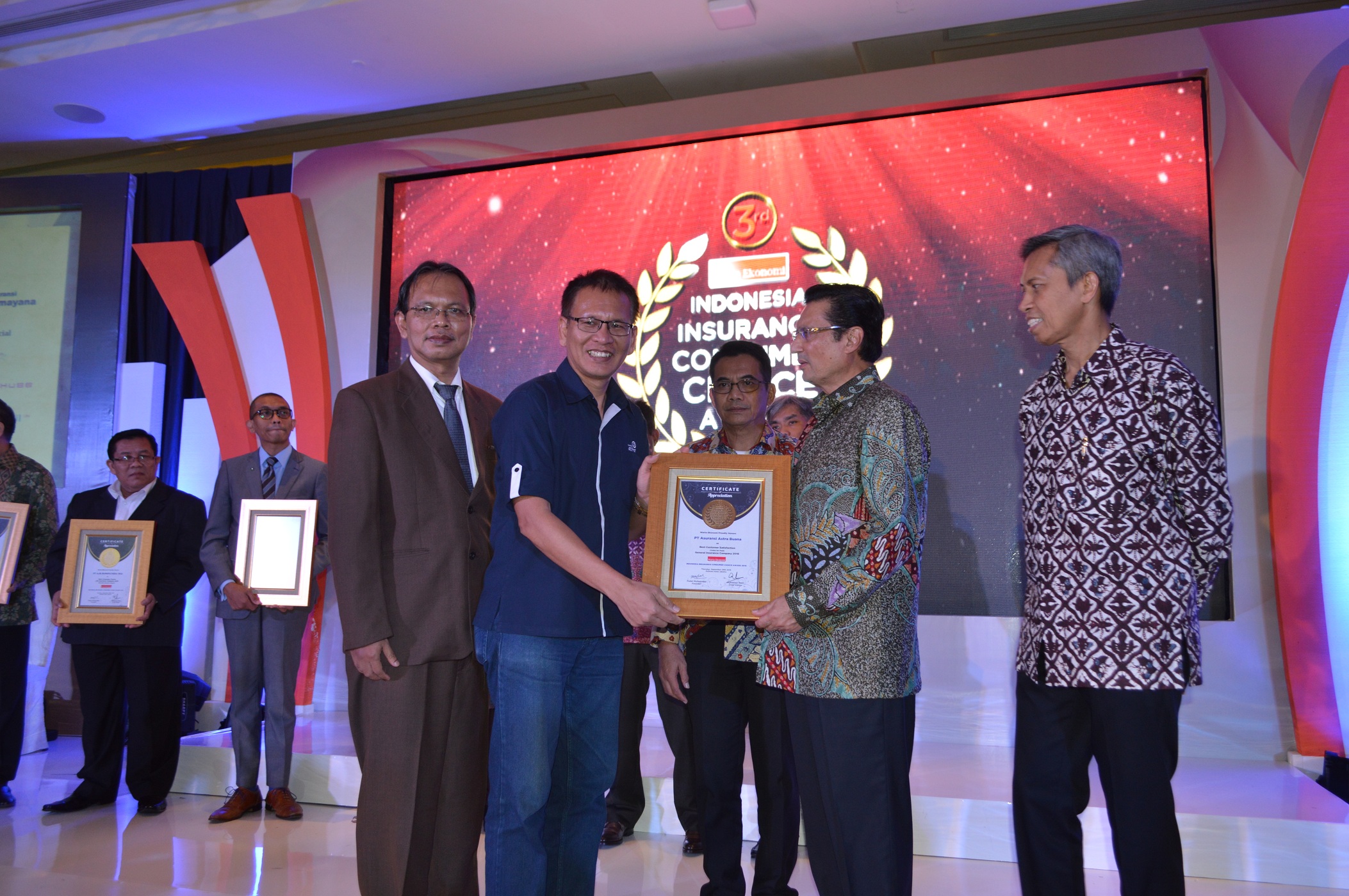 Leonard W. S. Siregar menerima Indonesia Insurance Consumer Choice Award dari Fadel Muhammad