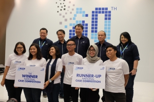 Para Pemenang Kompetisi Z-IDEAS berfoto bersama jajaran manajemen Asuransi Astra