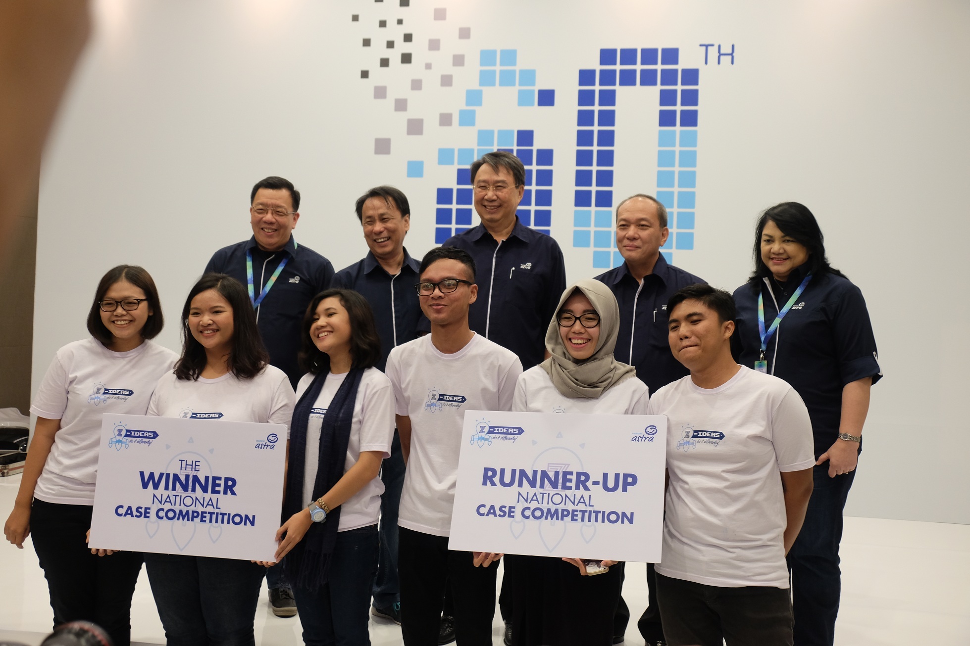 Para Pemenang Kompetisi Z-IDEAS berfoto bersama jajaran manajemen Asuransi Astra