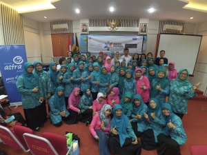 Foto bersama peserta dan manajemen Asuransi Astra serta Kepala Kecamatan Coblong Bandung