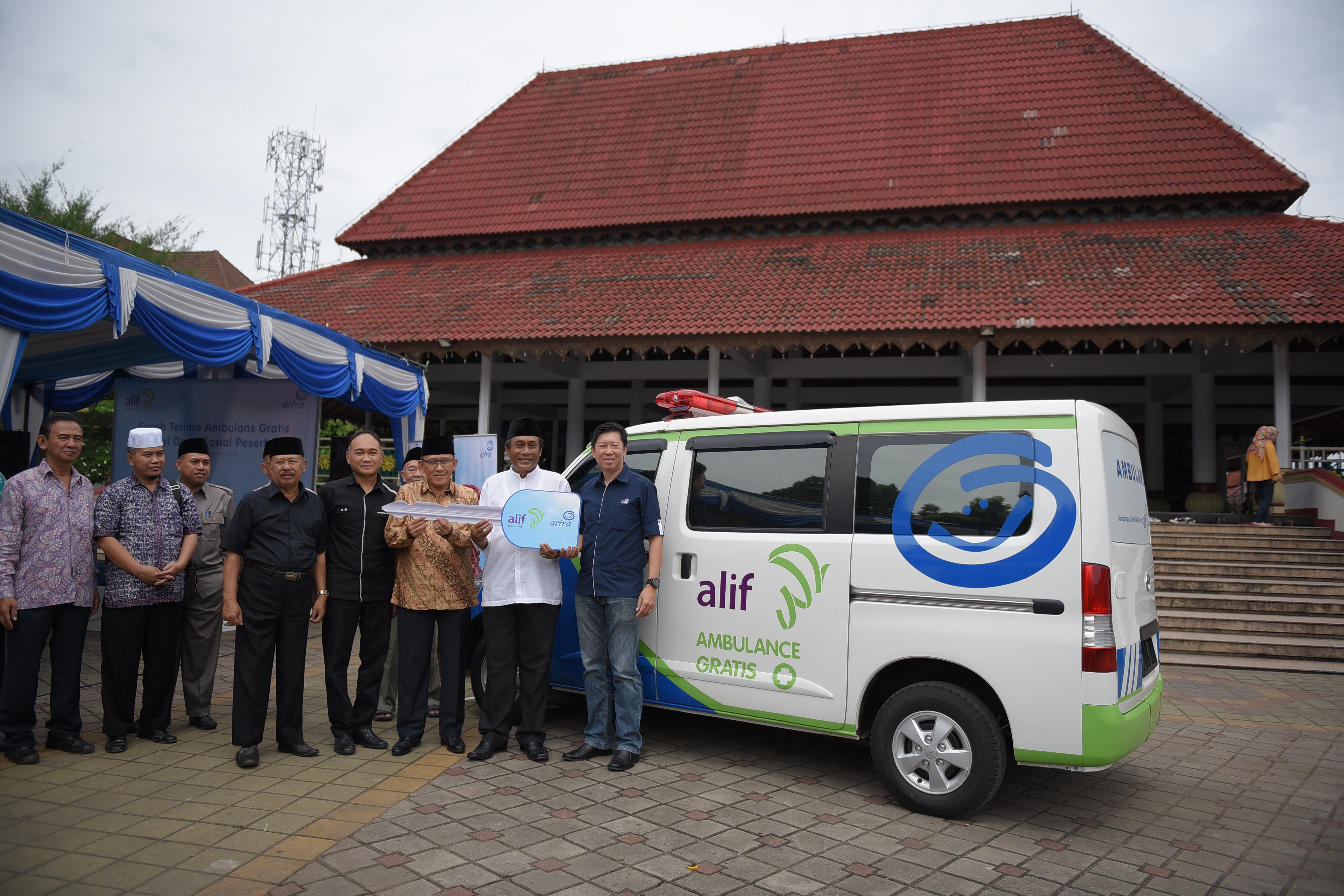 Manajemen Asuransi Astra, ALIF, dan Pengurus DKM Masjid Agung Banten berfoto bersama dengan unit ambulans Asuransi Astra Syariah