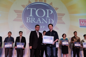 Adrianto, SVP Business Management Asuransi Astra (kanan) mewakili Asuransi Astra menerima  penghargaan Top Brand 2017