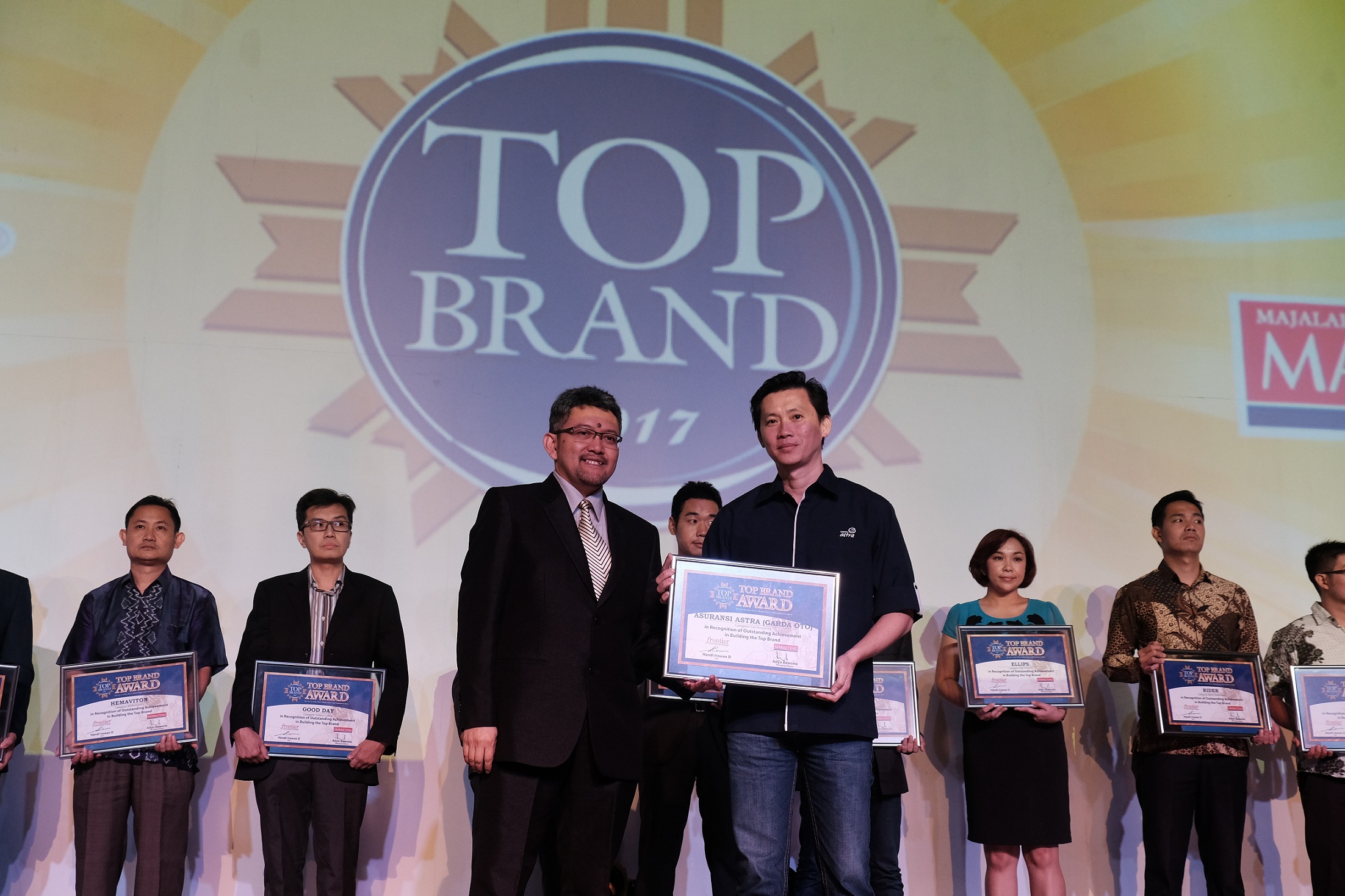 Adrianto, SVP Business Management Asuransi Astra (kanan) mewakili Asuransi Astra menerima penghargaan Top Brand 2017