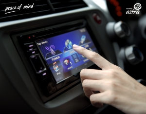 Mendengarkan musik di dalam mobil