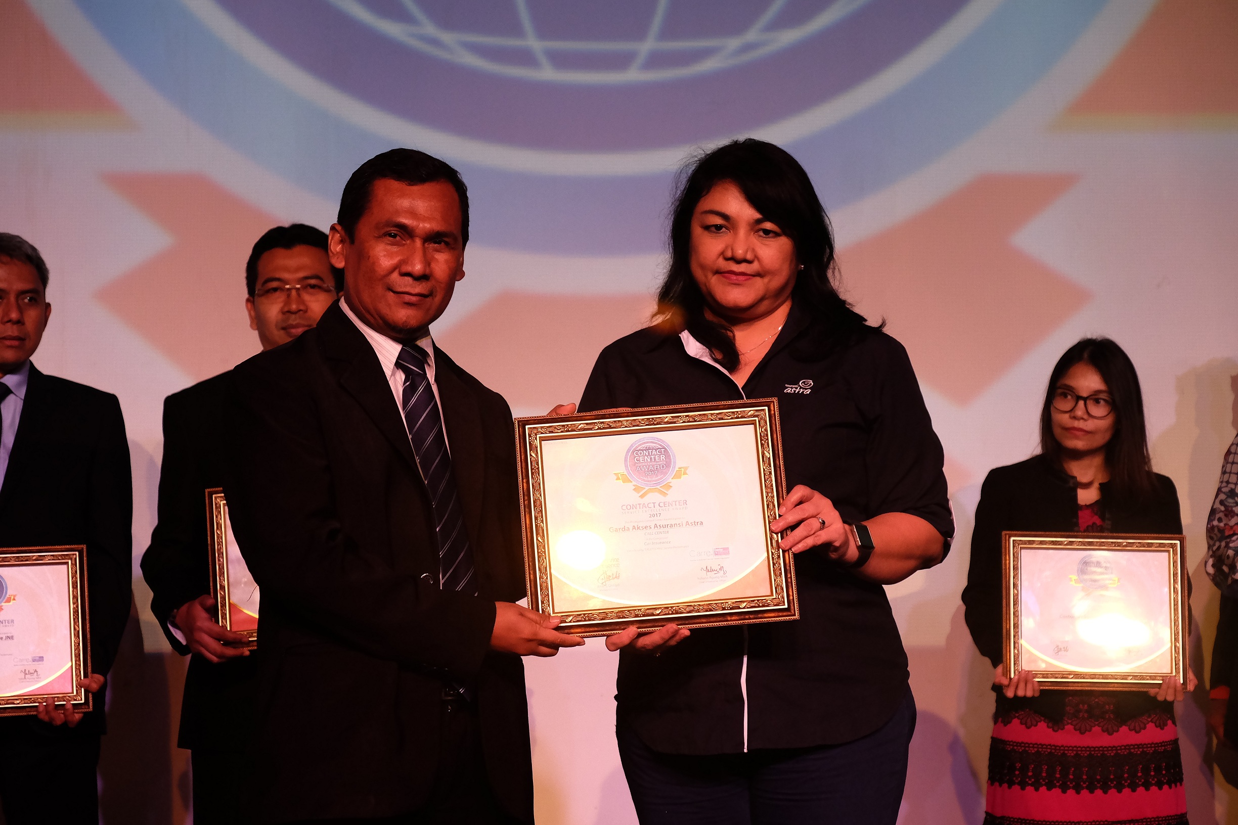 Chief Corporate Services Officer Asuransi Astra, Ida R. M. Sigalingging (kanan) menerima CCSE Award 2017