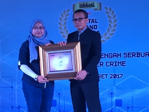 Lusi Liesdiani (SVP Digital Channel Asuransi Astra) secara menerima Infobank Digital Brand Award 2017