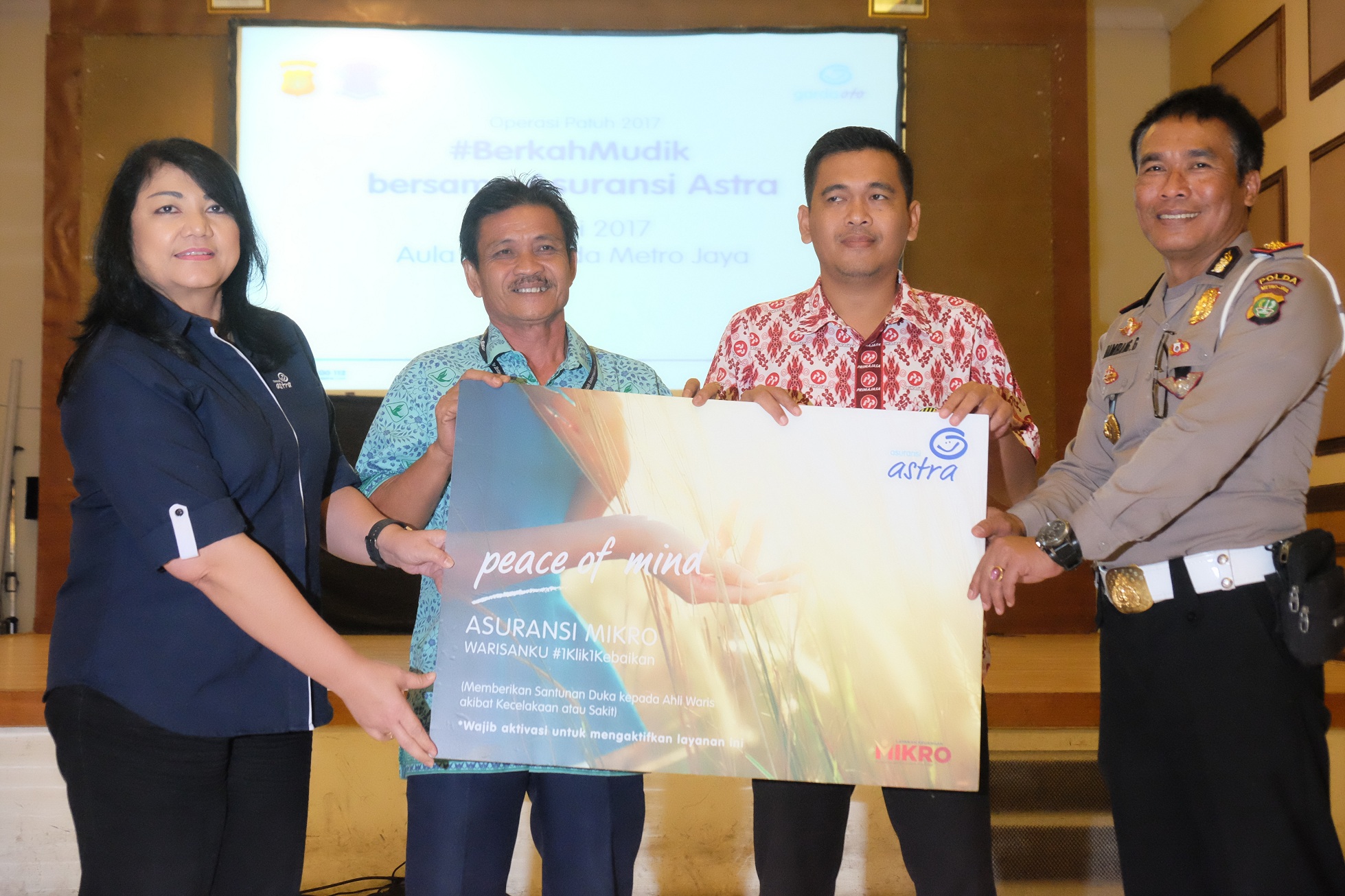 Sombolisasi Penyerahan Asuransi Mikro di program #BerkahMudik