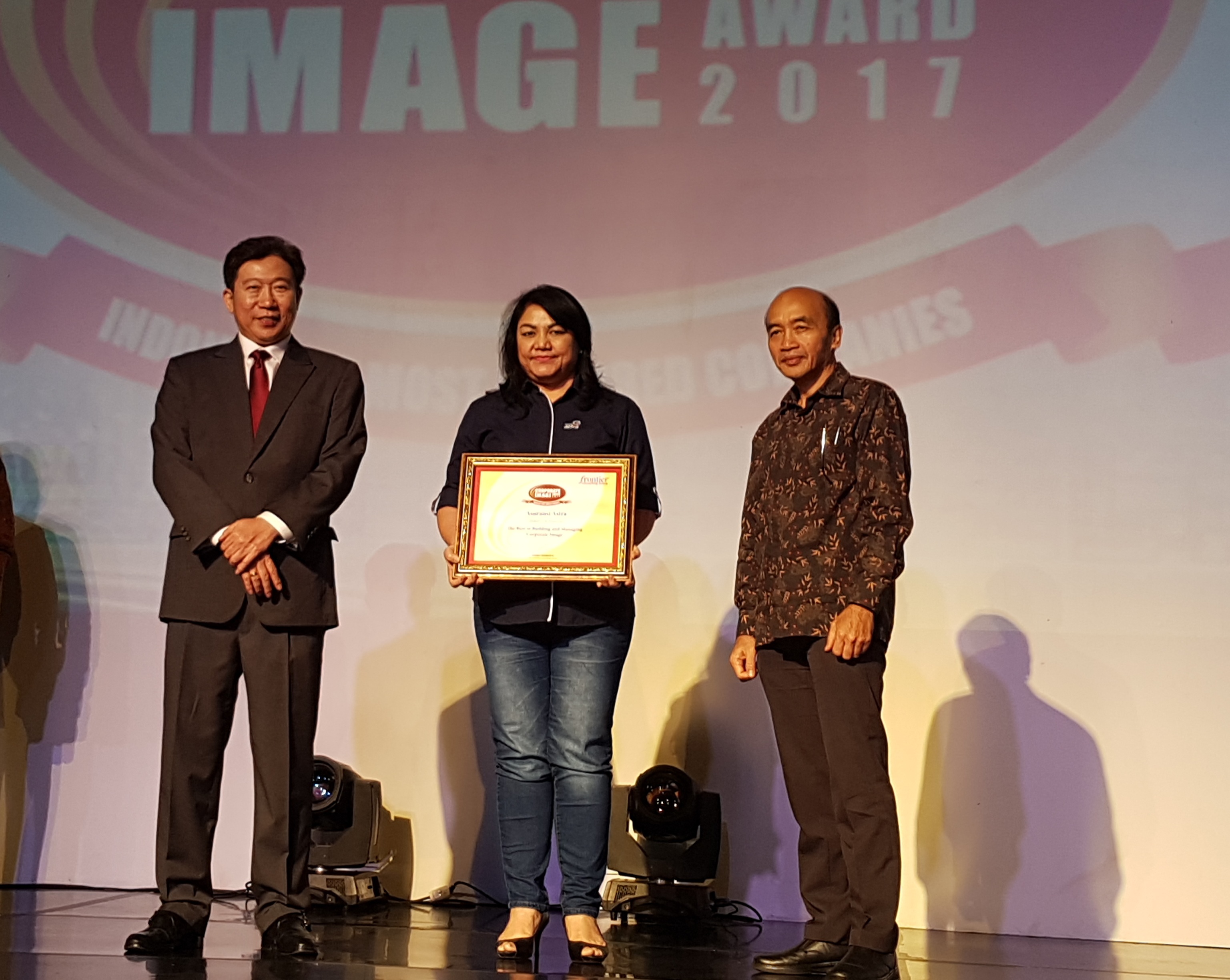 da R. M. Sigalingging menerima penghargaan Corporate Image Award 2017