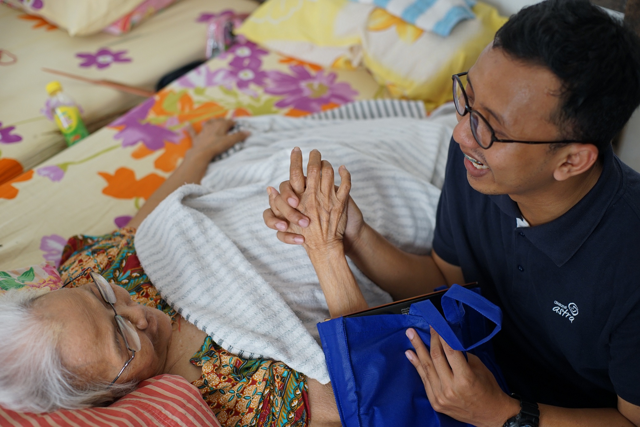 Silaturahmi tim Asuransi Astra lewat kegiatan #BerkahSenyum membawa kebahagiaan tersendiri bagi para manula