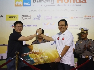 Penyerahan 3.000 unit perlindungan Asuransi Personal Accident untuk peserta mudik bareng Honda secara simbolis dari CEO Asuransi Astra, Rudy Chen (kiri) kepada Direktur Astra Honda Motor, Thomas Wijaya (kanan)
