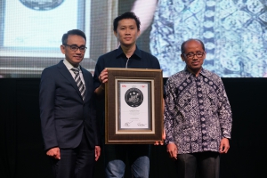 Adrianto, SVP Business Management Asuransi Astra (tengah) saat menerima penghargaan dalam ajang IBBA 2017
