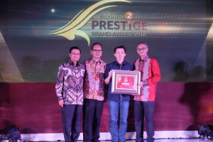 Adrianto selaku SVP Business Management Asuransi Astra (kedua dari kanan) berkesempatan menerima Indonesia Prestige Brand 2018