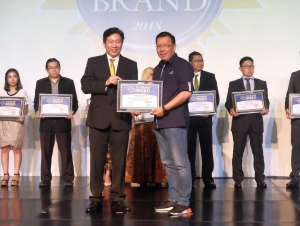 Chief Marketing Officer Retail Business Asuransi Astra, Gunawan Salim (kanan) menerima penghargaan Top Brand