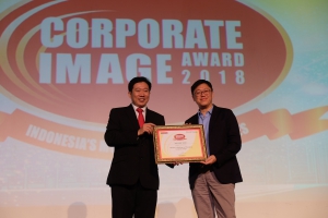 Rudy Chen, CEO Asuransi Astra (kanan) menerima penghargaan Corporate Image Awards 2018