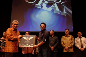 SVP Investment and Corporate Planning Asuransi Astra, Maximiliaan Agatisianus (kanan) saat menerima penghargaan Investor Best Insurance Award 2018