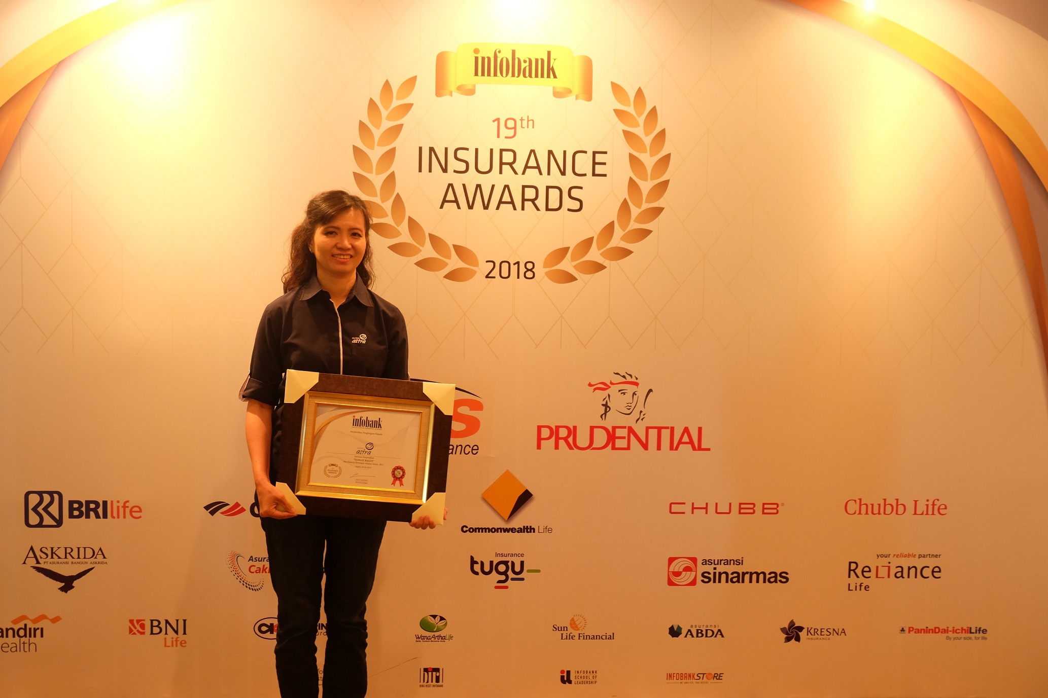 SVP Accounting and Finance Asuransi Astra, Lia Prilianty Singgih usai menerima penghargaan Infobank Insurance Awards 2018.