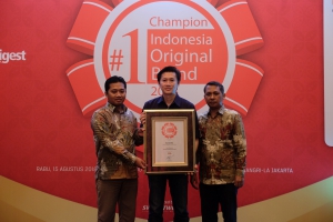 SVP Business Management Asuransi Astra, Adrianto (tengah) saat menerima Indonesia Original Brands 2018.