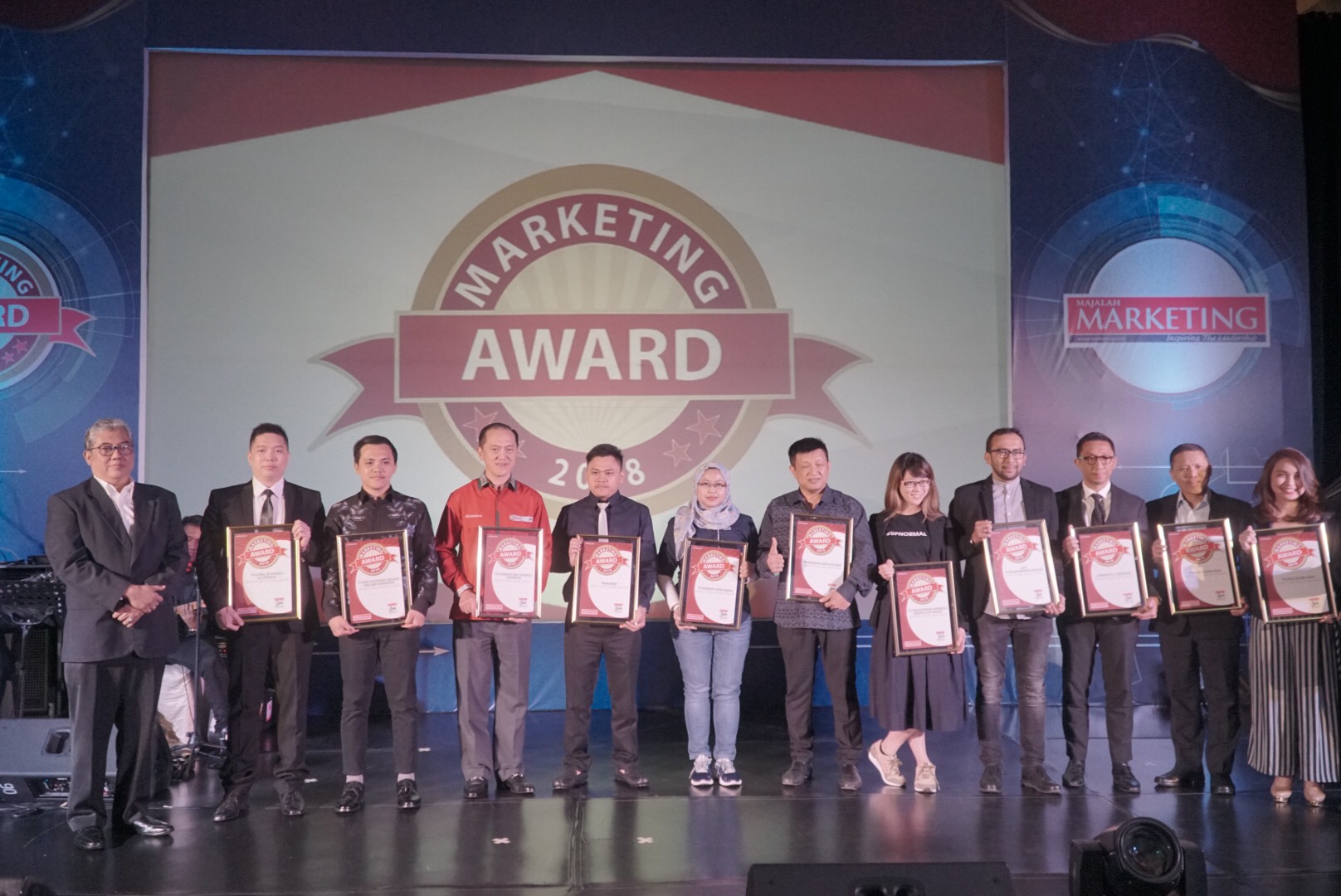 SVP Digital Channel Asuransi Astra, Lusi Liesdiani saat menerima Indonesia Mobile Application Best Choice Award 2018.