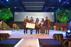 Penyerahan penghargaan kepada tiga mitra yang meraih Best MGO 2018
