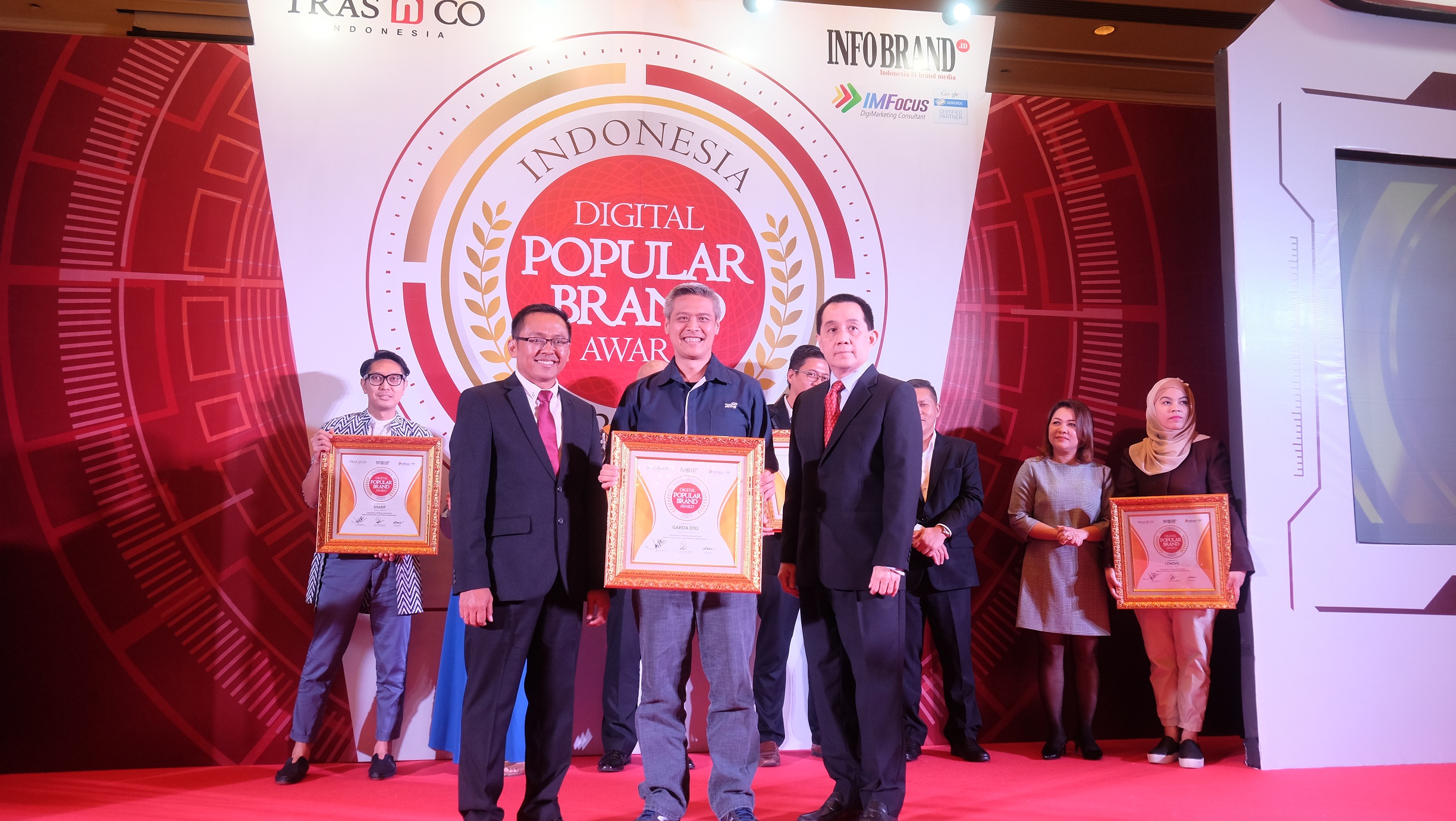 VP Communication, Event, & Service Management Asuransi Astra, L. Iwan Pranoto (tengah) saat menerima pengahargaan Indonesia Digital Popular Brand Award 2019.