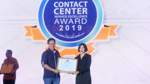VP Health Operation Asuransi Astra, Bobby Ardi (kiri) saat menerima penghargaan Contact Center Service Excellence Award 2019