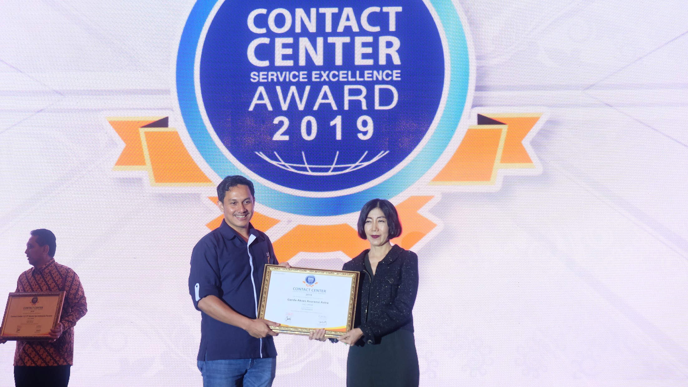 VP Health Operation Asuransi Astra, Bobby Ardi (kiri) saat menerima penghargaan Contact Center Service Excellence Award 2019