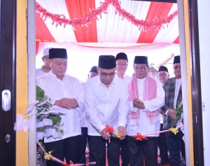 Peresmian Bank Wakaf Mikro Pondok Pesantren As’ad Jambi oleh Ketua Dewan Komisioner OJK, Wimboh Santoso (tengah) didampingi Gubernur Provinsi Jambi, Dr. Drs. H. Fachroni Umar, M.Hum (kanan); Direktur Astra, Suparno Djasmin (kiri); dan CEO Asuransi Astra, Rudy Chen.