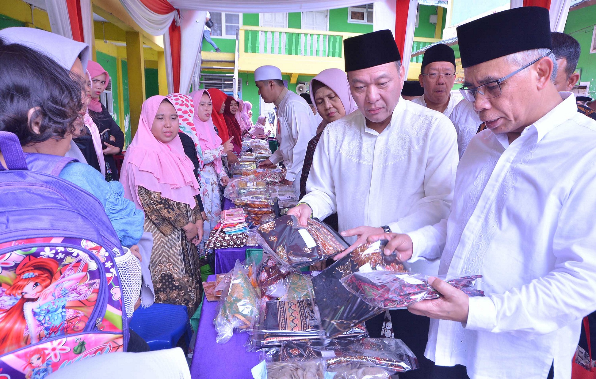 Ketua Dewan Komisioner OJK, Wimboh Santoso (kanan) bersama Direktur Astra, Suparno Djasmin (kiri) meninjau kerajinan UMKM binaan Pondok Pesantren As’ad Jambi.