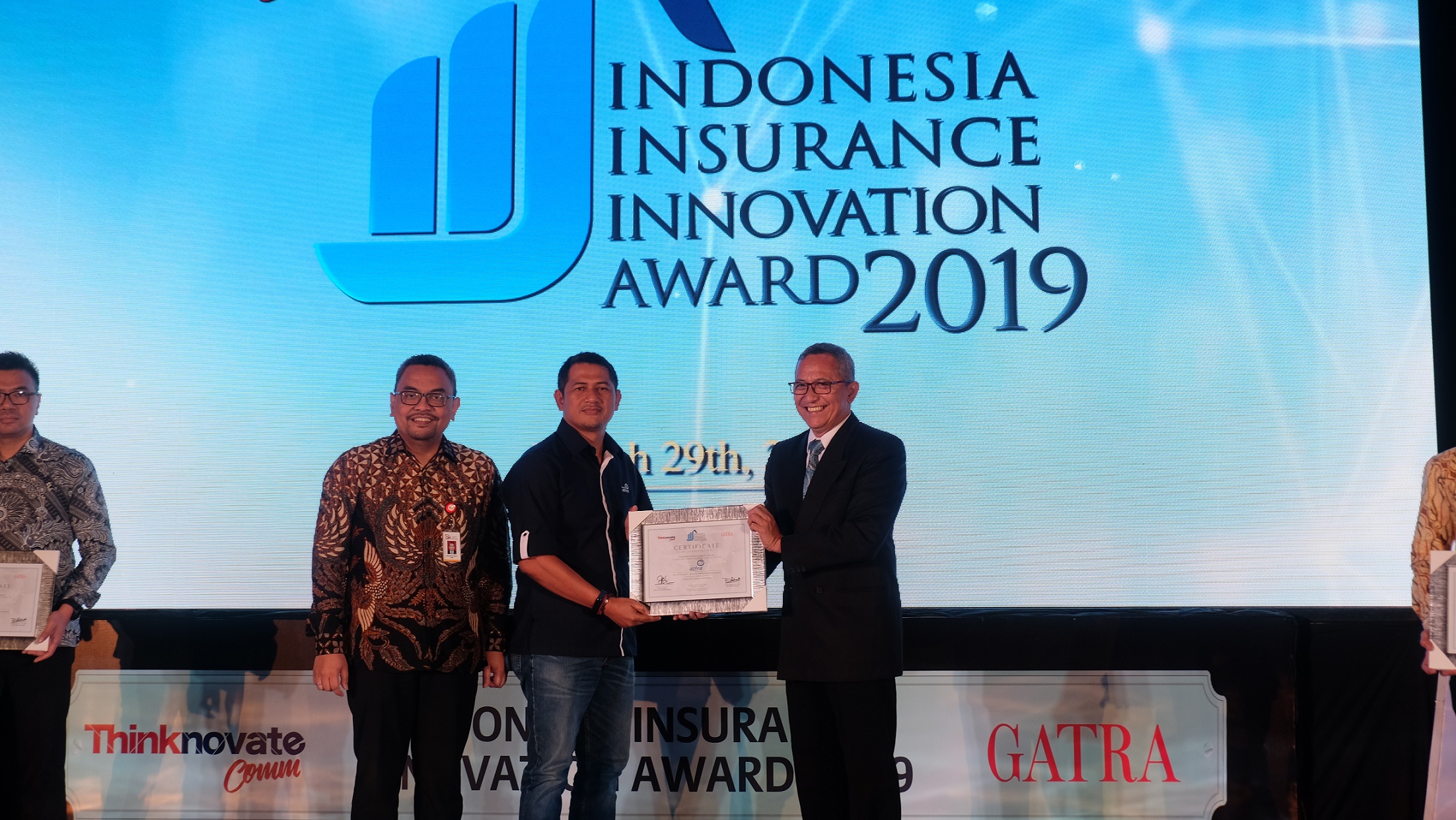 SVP Investment & Corporate Plannung Asuransi Astra, Maximiliaan Agatisianus (kiri) saat menerima penghargaan.