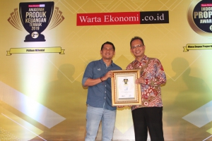 Maximiliaan Agatisianus (kiri) Menerima Penghargaan Anugerah Produk Keuangan Terbaik 2019 Pilihan Milenial dari Warta Ekonomi