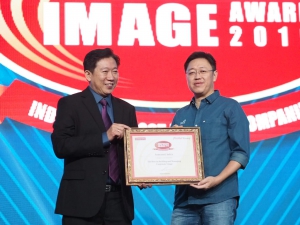 Rudy Chen, CEO Asuransi Astra (kanan) saat menerima penghargaan Corporat...