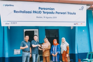 CEO Asuransi Astra, Rudy Chen (kedua kiri) didampingi Chief Marketing Officer – Retail Business Asuransi Astra, Gunawan Salim (pertama kiri) menyerahkan plakat sebagai simbolis peresmian revitalisasi PAUD Terpadu Perwari Trisula kepada Rahmi Bachtar (tengah), Ketua Yayasan Perwari Trisula Medan.