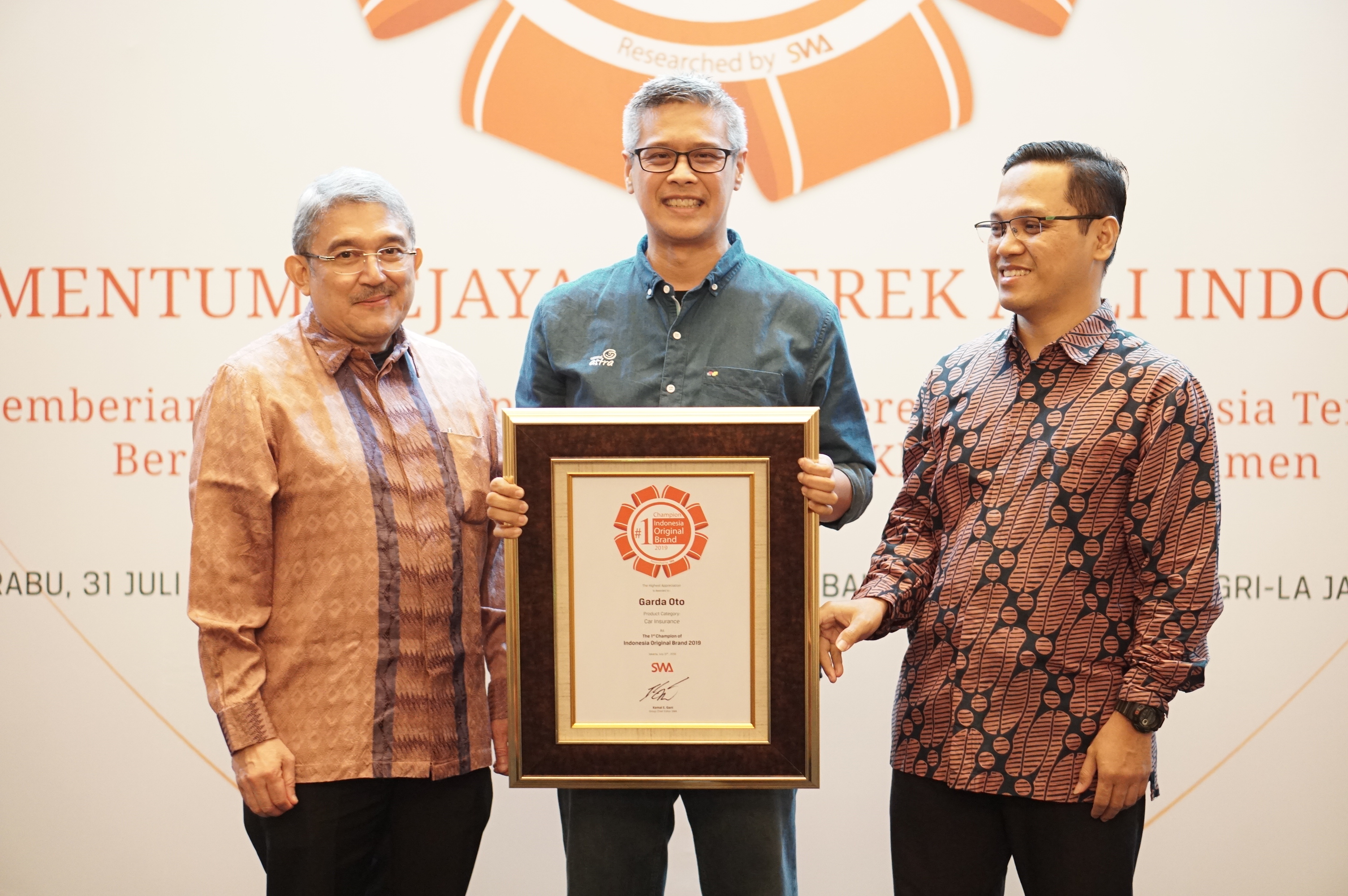 L. Iwan Pranoto (tengah) saat menerima penghargaan Indonesia Original Brands 2019