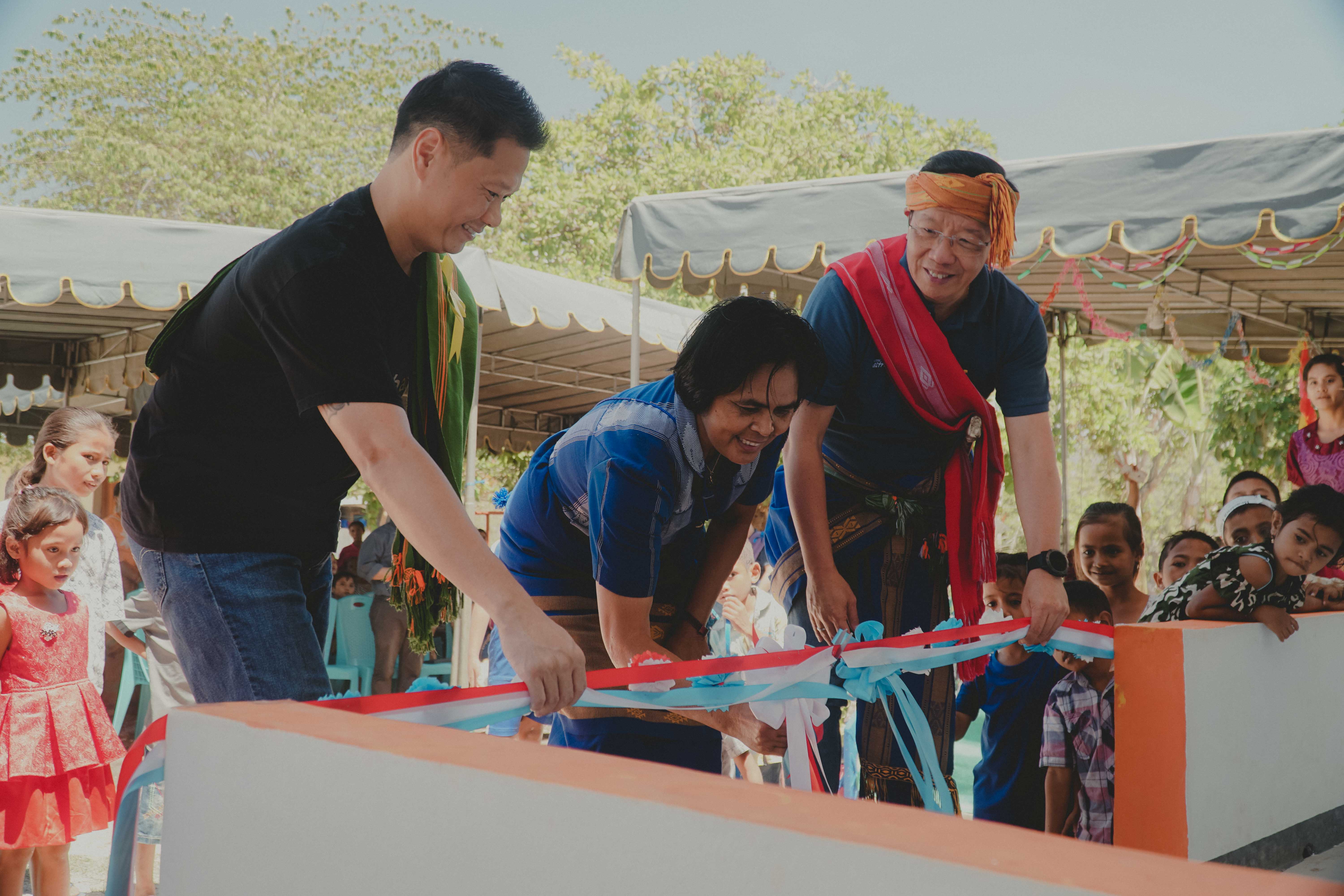 Pendiri Yayasan Hati Nurani, Agnes Lali Milla (tengah) didampingi Chief Marketing Retail Business Asuransi Astra, Gunawan Salim (kanan) dan perwakilan Happy Hearts Indonesia , Lusman Yunarto (kiri) saat meresmikan PAUD Hati Nurani.