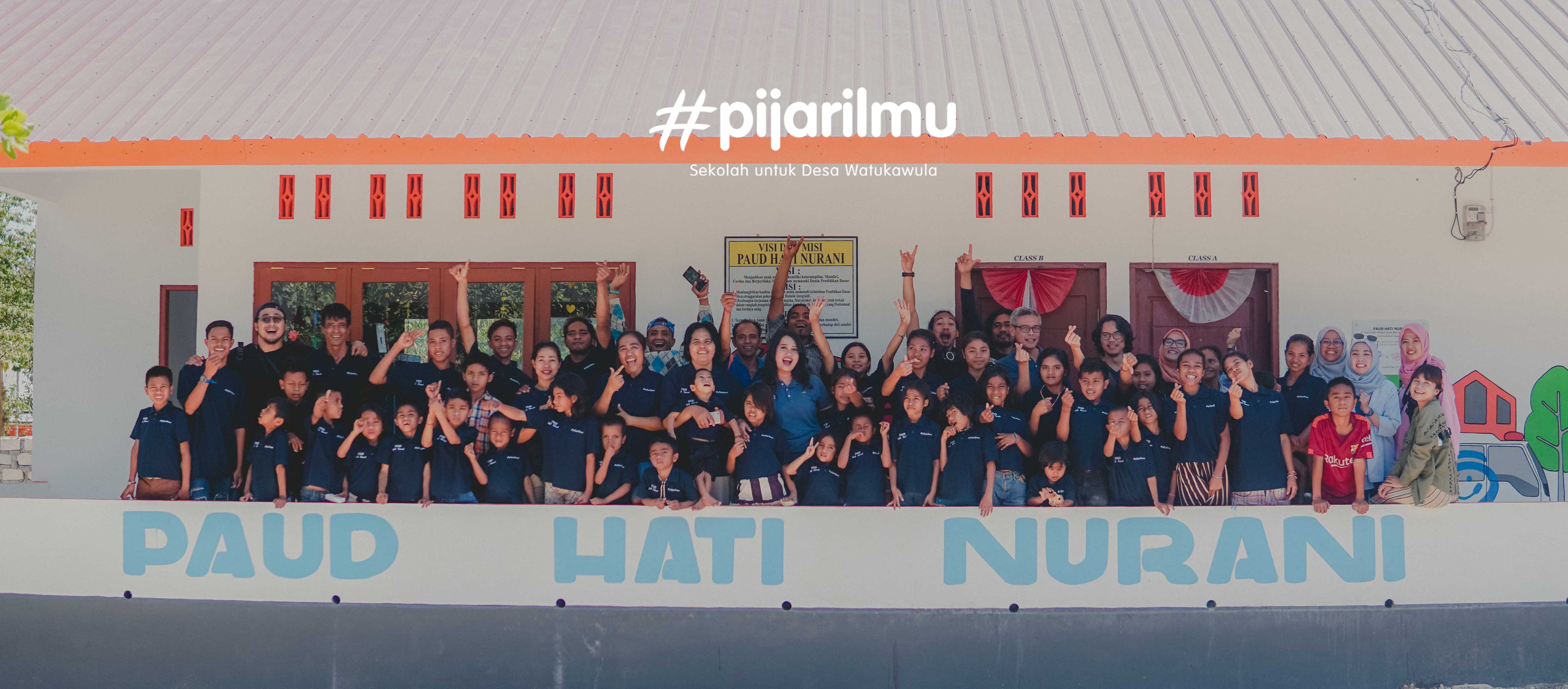 Raut bahagia segenap pengelola dan murid PAUD Hati Nurani beserta tim #PijarIlmu Asuransi Astra di teras PAUD Hati Nurani yang baru.