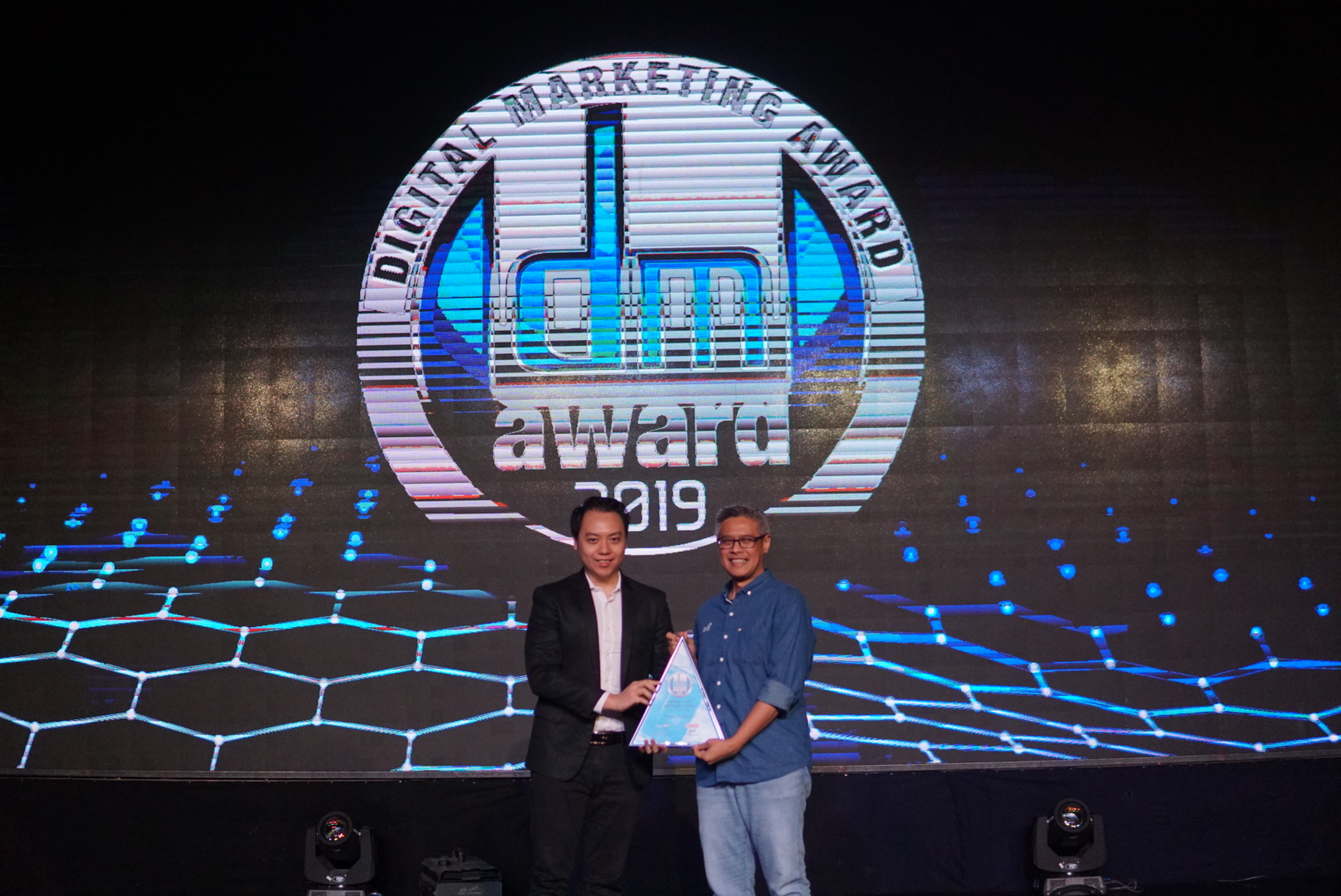 SVP Communication, Event, & Service Management Asuransi Astra, L. Iwan Pranoto (kanan) saat menerima penghargaan.