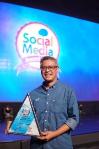 SVP Communication, Event, & Service Management Asuransi Astra, L. Iwan Pranoto (kanan) saat menerima penghargaan.